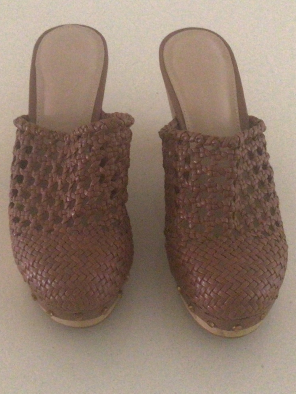NWOB $450 Veronica Beard Hardie Clogs size 6 tan